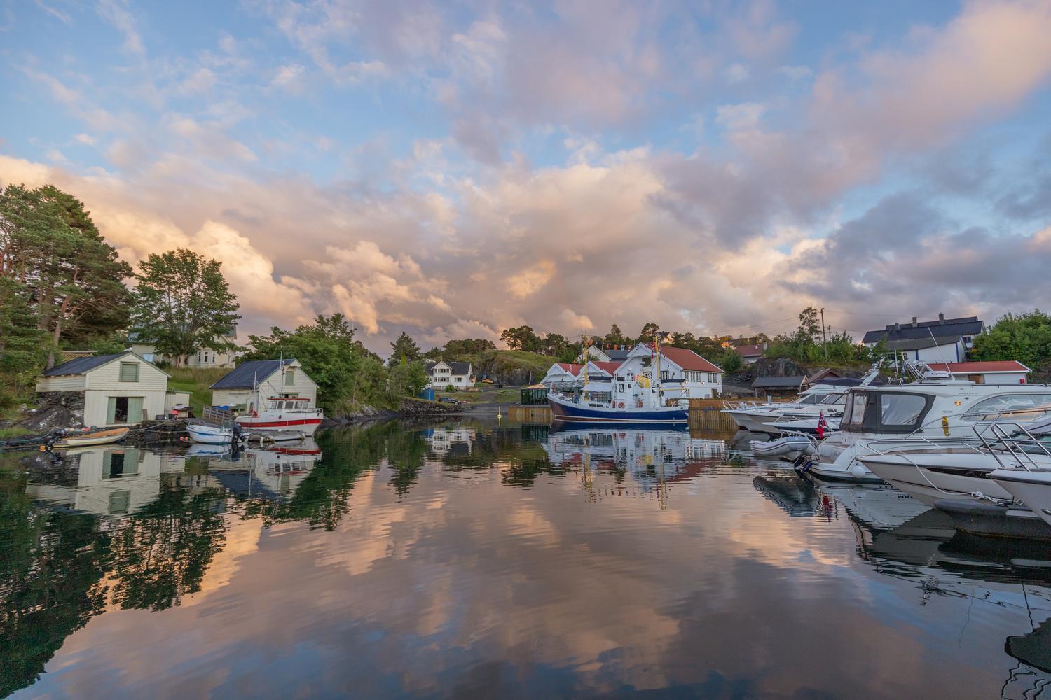 Kulleseidkanalen Gjestehamn Bomlo Buitenkant foto